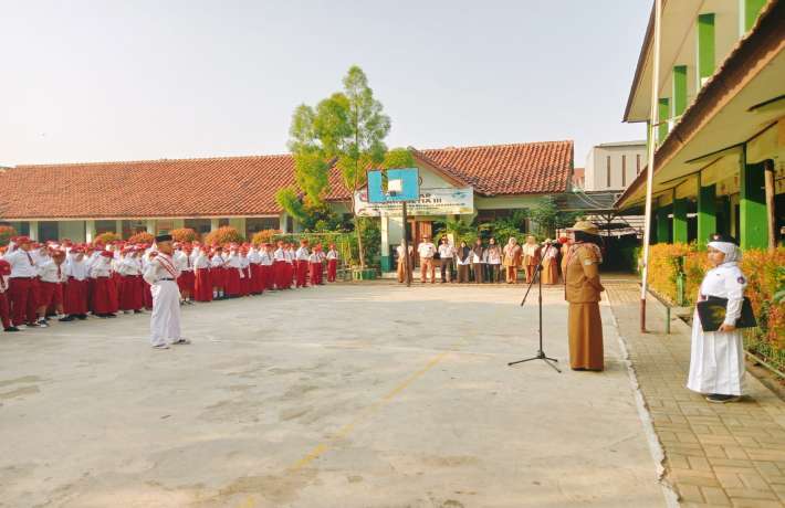 Upacara Bendera di SDN Jakasetia III: Membangun Generasi Unggul dan Berakhlak Mulia